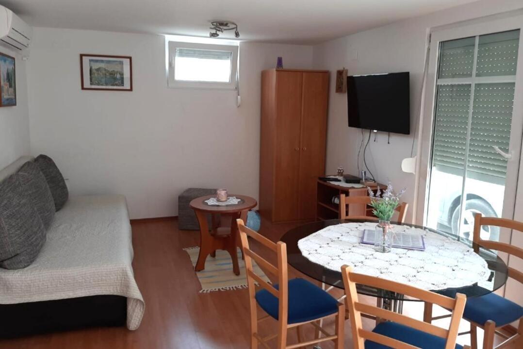 Apartments With A Parking Space Cizici, Krk - 15415 Малинска Екстериор снимка