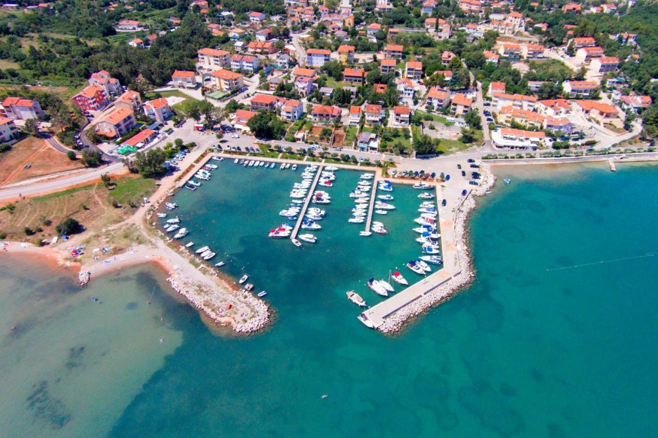 Apartments With A Parking Space Cizici, Krk - 15415 Малинска Екстериор снимка
